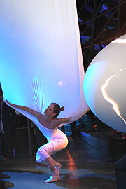 Tänzerinnen von Human Kinetics enthüllen in einer beeindruckenden Tanzperformance das neue Fahrzeug (©Foto. Martin Schmitz)